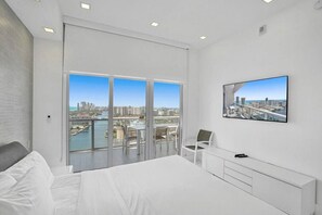 2 bedrooms, iron/ironing board, WiFi, bed sheets - Unique Penthouse Condo With Private Terrace (Hallandale Beach)