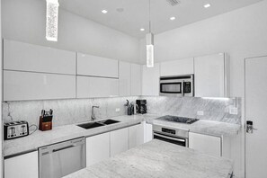Fridge, microwave, oven, stovetop - Unique Penthouse Condo With Private Terrace (Hallandale Beach)