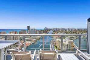 Outdoor dining - Unique Penthouse Condo With Private Terrace (Hallandale Beach)