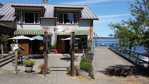 Un restaurante frente al agua con terraza y vistas al mar.