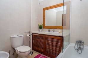 Badewanne, Haartrockner, Handtücher