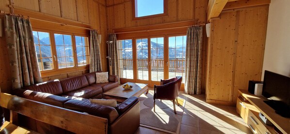 Una televisión, una chimenea, un reproductor estéreo