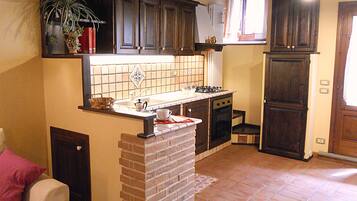 Wasserkocher mit Kaffee-/Teezubehör, Kühlschrank, Ofen, Toaster