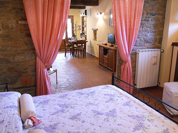 1 habitación, tabla de planchar con plancha, internet y ropa de cama 