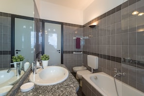 Duschwanne, Haartrockner, Bidet, Handtücher