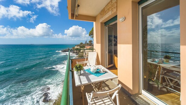 A balcony with a table and chairs, overlooking the sea. - Amazing seaview apartment Nervi - Genova (Genova)