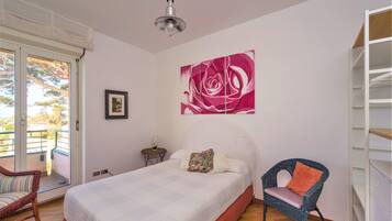 1 bedroom, desk, travel cot, free WiFi