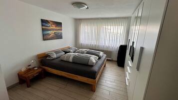 2 Schlafzimmer, BĂŒgeleisen/BĂŒgelbrett, kostenloses WLAN, BettwĂ€sche