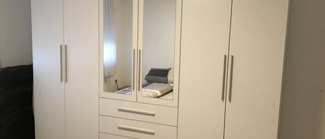 2 Schlafzimmer, BĂŒgeleisen/BĂŒgelbrett, kostenloses WLAN, BettwĂ€sche