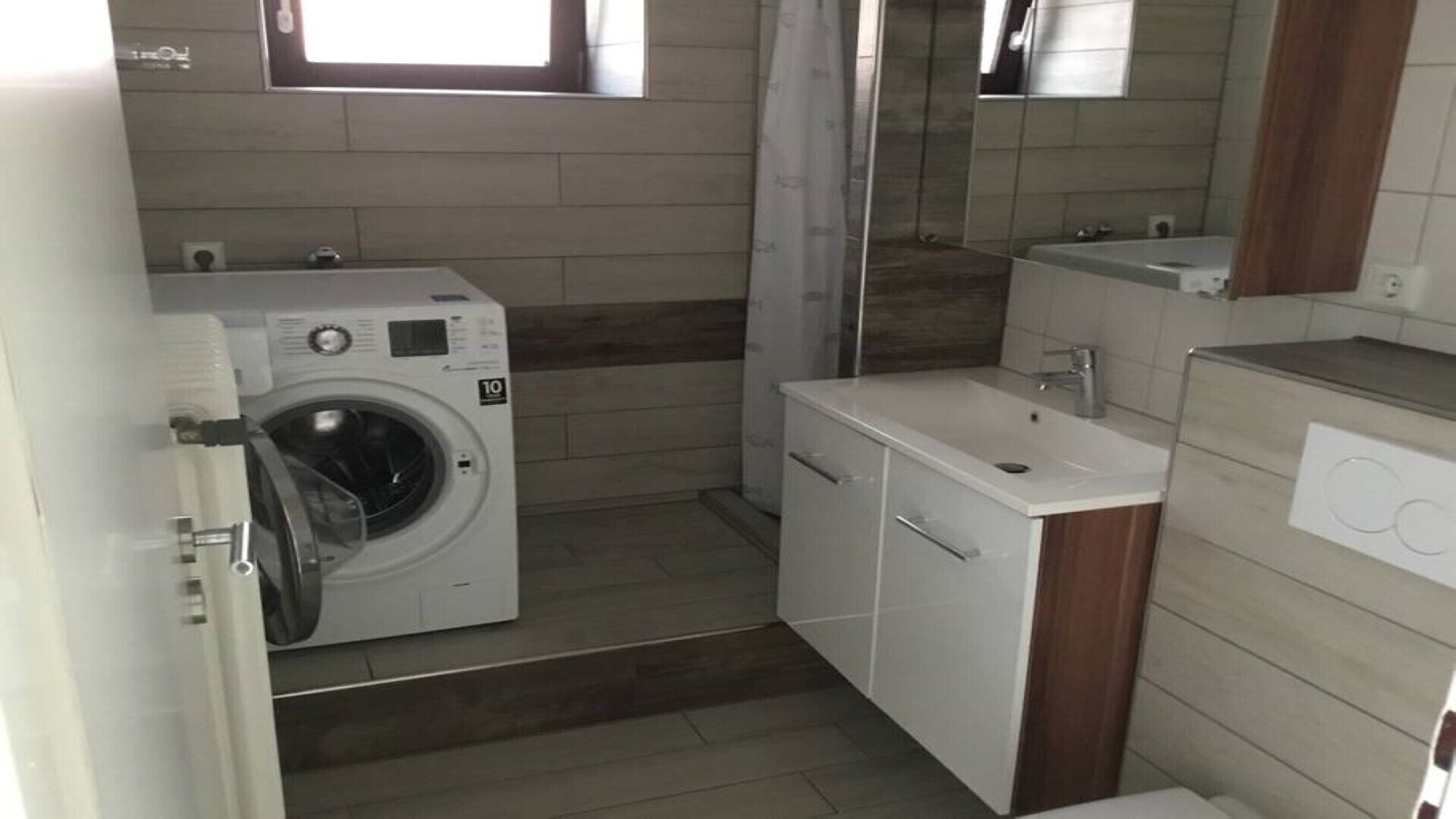 Suihku, hiustenkuivaaja, pyyhkeet, saippua