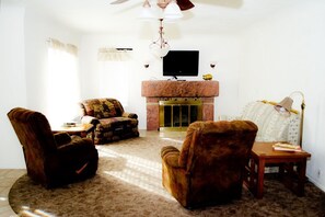 TV, books - Red Rock House on the edge of Marsing. 2 Bedrooms 1 Bath (Marsing)