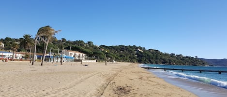 Plage à proximité, chaise longue