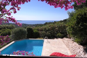 Een buitenzwembad en een verwarmd zwembad