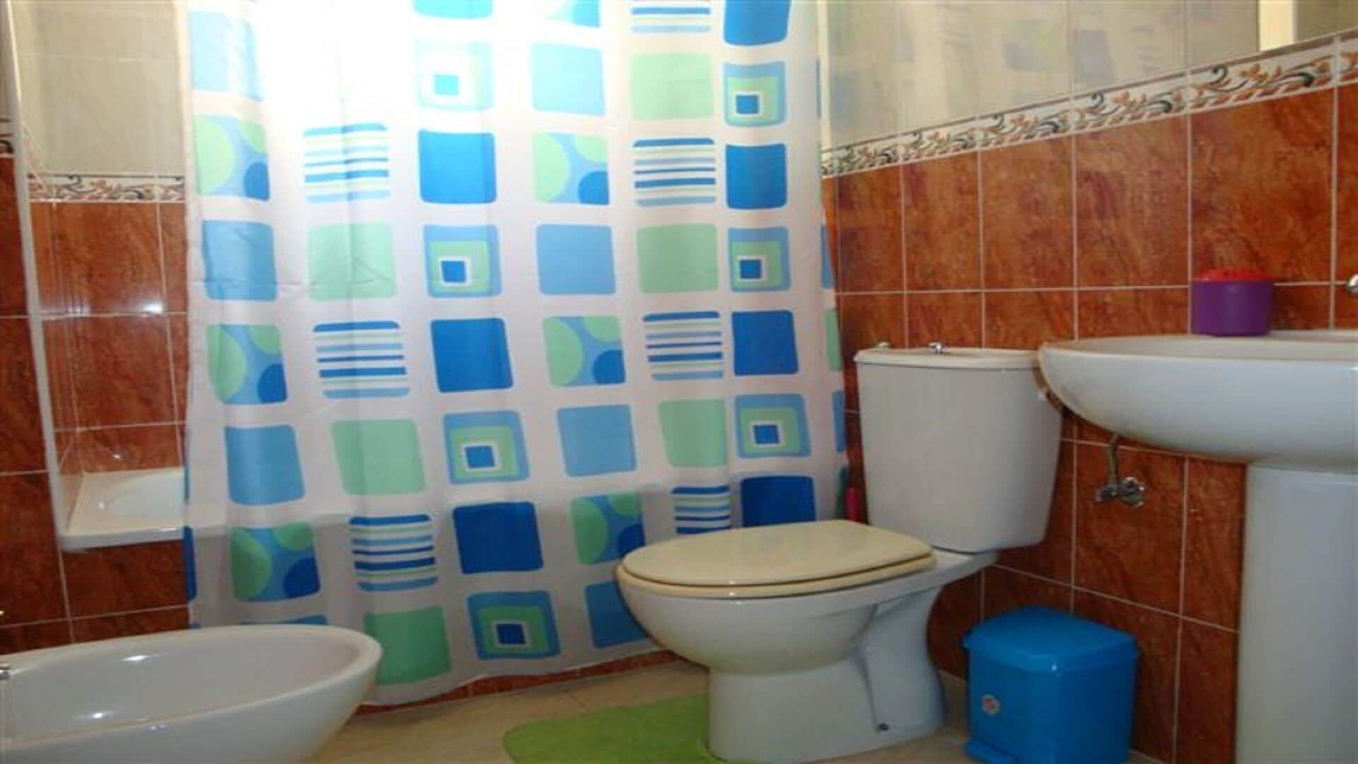 Ein Badezimmer mit Toilette, Waschbecken und Badewanne.