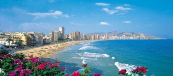 appart    centre ville,2 chambres, 6 pers,climatisé, piscine, a 300m de la plage