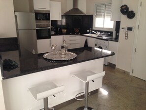 Køleskab, mikrobølgeovn, ovn, kogeplade