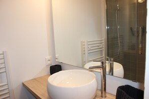 Badewanne, Haartrockner, Handtücher, Seife