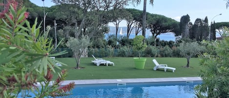 Piscina all'aperto, una piscina riscaldata