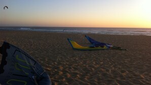 A beach with a kiteboarder in the air and a deflated kite on the sand. - Quiet Capbreton house at the marina, between beaches and amenities (Capbreton)