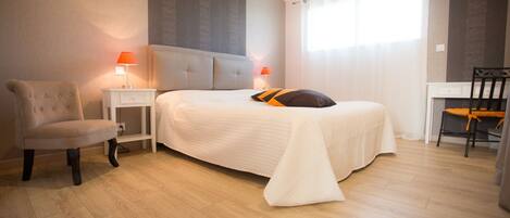 1 habitación, tabla de planchar con plancha, wifi y ropa de cama