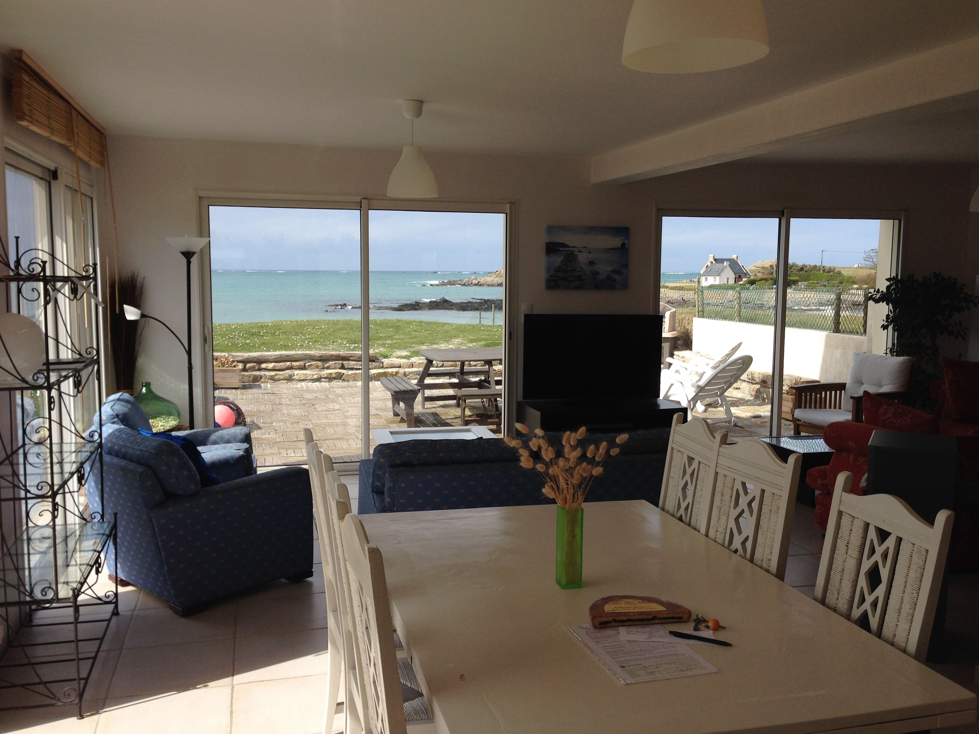 Televisie, een open haard, een dvd-speler en boeken