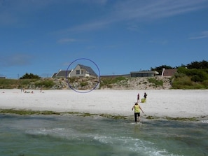 Nær stranden og solsenger