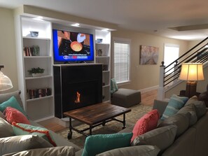 Una Smart TV, una chimenea, libros