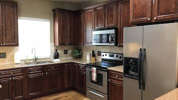 Frigorífico, microondas, horno y placa de cocina