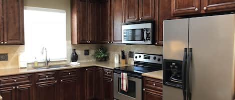 Geladeira, micro-ondas, fogão, cooktop