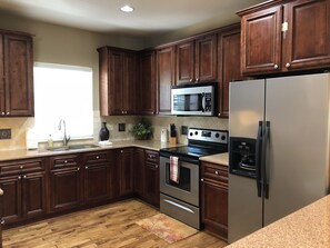 Réfrigérateur, four à micro-ondes, un four, surface de cuisson