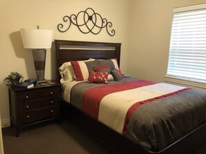 4 bedrooms, iron/ironing board, WiFi, bed sheets - Five Star Villa Sleeps up to 10! (Branson)