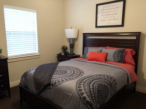 4 bedrooms, iron/ironing board, WiFi, bed sheets - Five Star Villa Sleeps up to 10! (Branson)