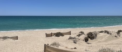 På stranden och solstolar