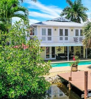 Exterior - 3BED 3BATH Tropical Paradise WATERFRONT POOL HOUSE On Canal 1 mile to the BEACH! (Naples)
