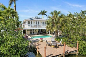 Exterior - 3BED 3BATH Tropical Paradise WATERFRONT POOL HOUSE On Canal 1 mile to the BEACH! (Naples)