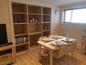 Dining - Sentinel Mountain view Flat, outdoor activities & parks right at your doorstep (Castlegar)