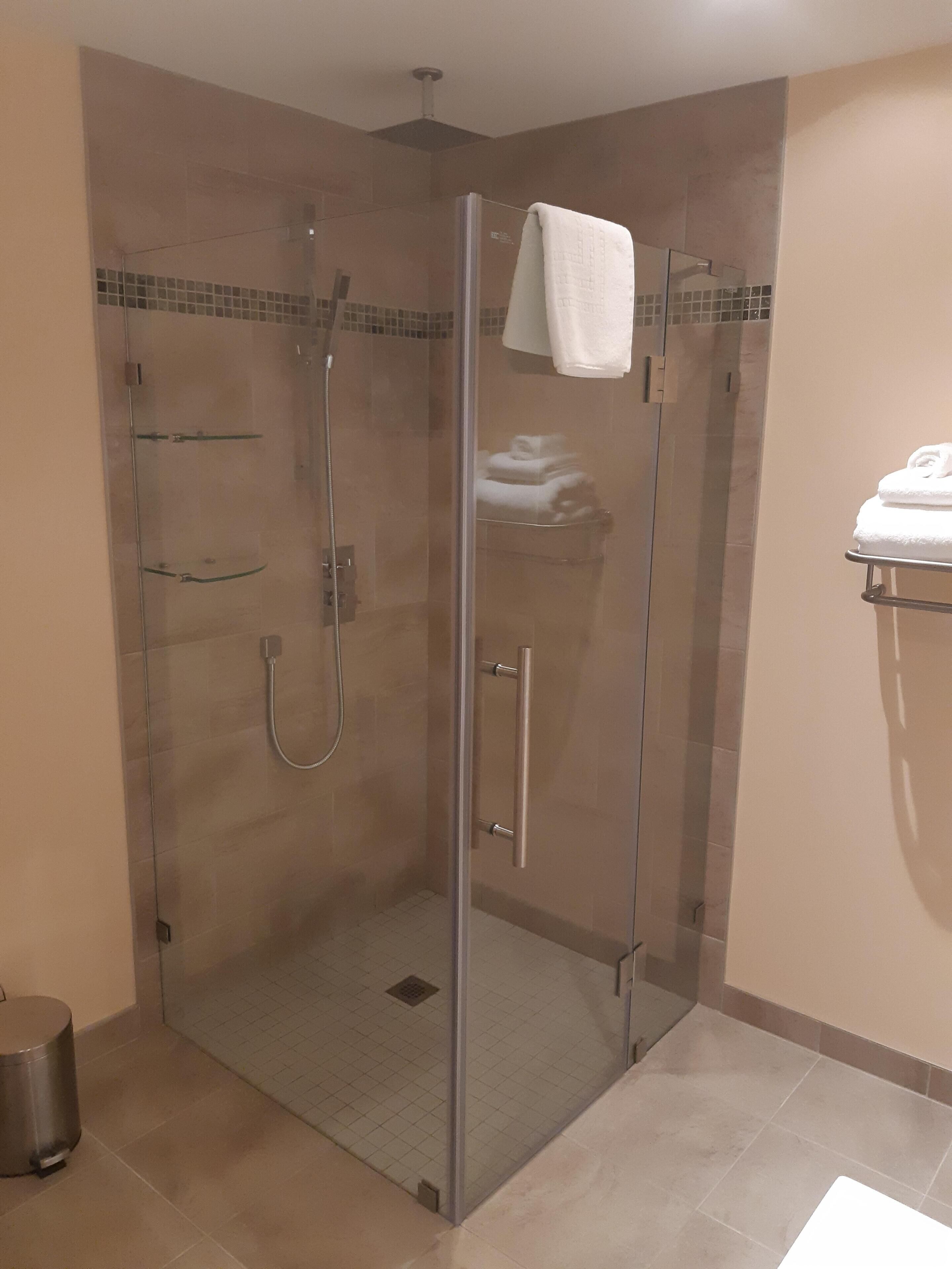 Douche, séchoir à cheveux, serviettes fournies, savon