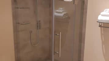 Douche, séchoir à cheveux, serviettes fournies, savon