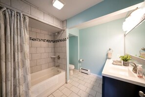 Secador de cabelo, toalhas de banho