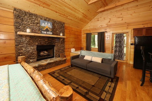Green Door Cabin -  A Cozy Cabin Getaway in the heart of Townsend, TN