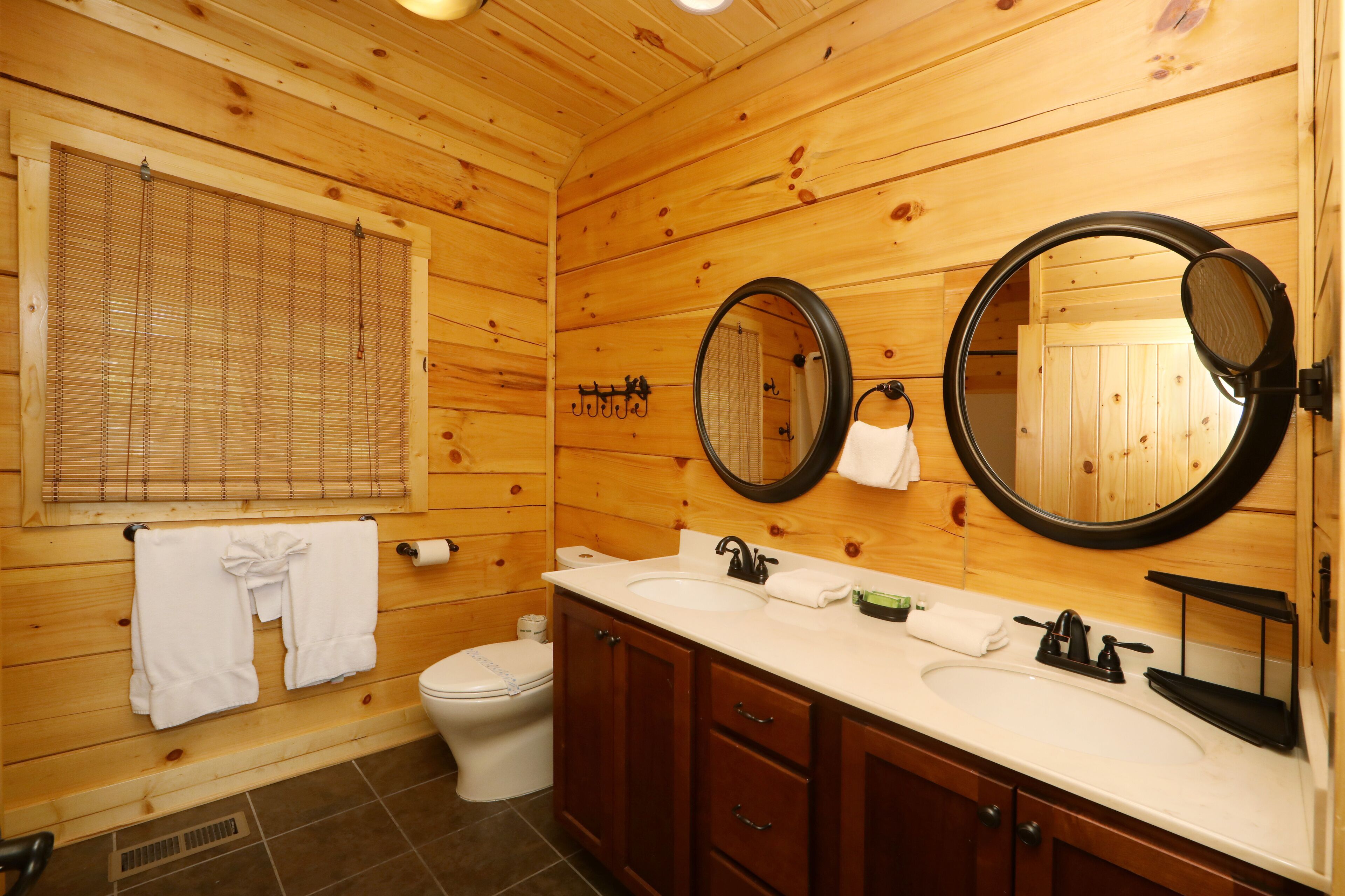 Green Door Cabin - A Cozy Cabin Getaway in the heart of Townsend