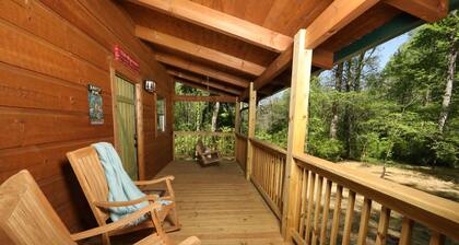 Green Door Cabin - A Cozy Cabin Getaway in the heart of Townsend, TN