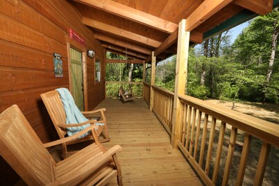 Green Door Cabin -  A Cozy Cabin Getaway in the heart of Townsend, TN