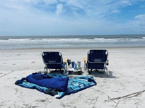 Ranta lähistöllä, aurinkotuoleja