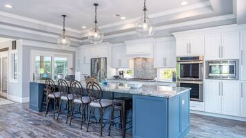 冰箱、微波炉、烤箱、炉灶