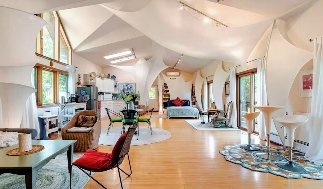 Een bureau, gratis wifi, beddengoed