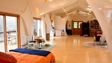 Een bureau, gratis wifi, beddengoed