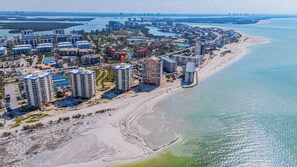 Am Strand, Liegestühle, Strandtücher
