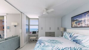 Ein Schlafzimmer mit einem Bett, einem Schreibtisch und einem Stuhl.