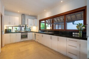 ثلاجة، ميكروويف، فرن، موقد طهي مسطح